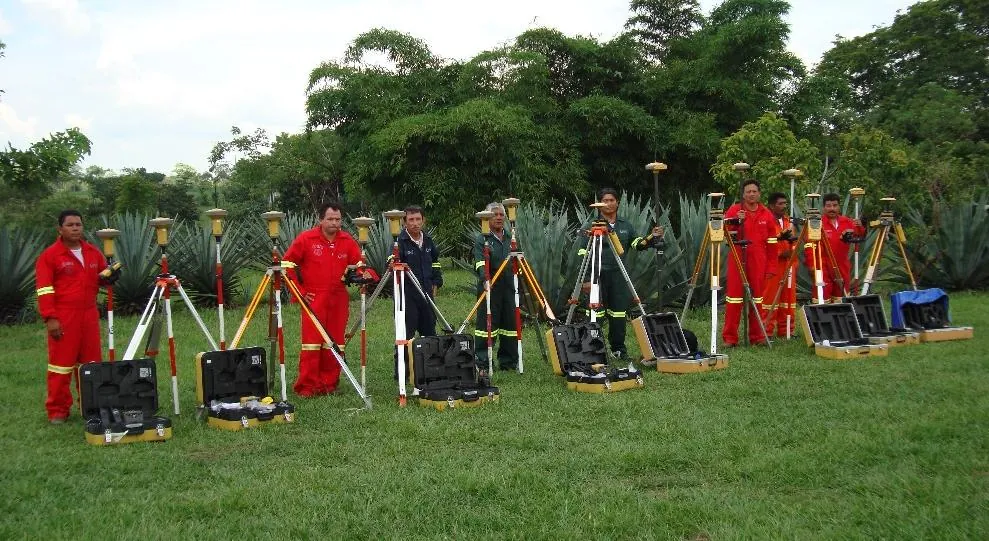 Equipo completo de brigadas de GCARMO con estaciones GNSS y equipo topográfico listo para campo